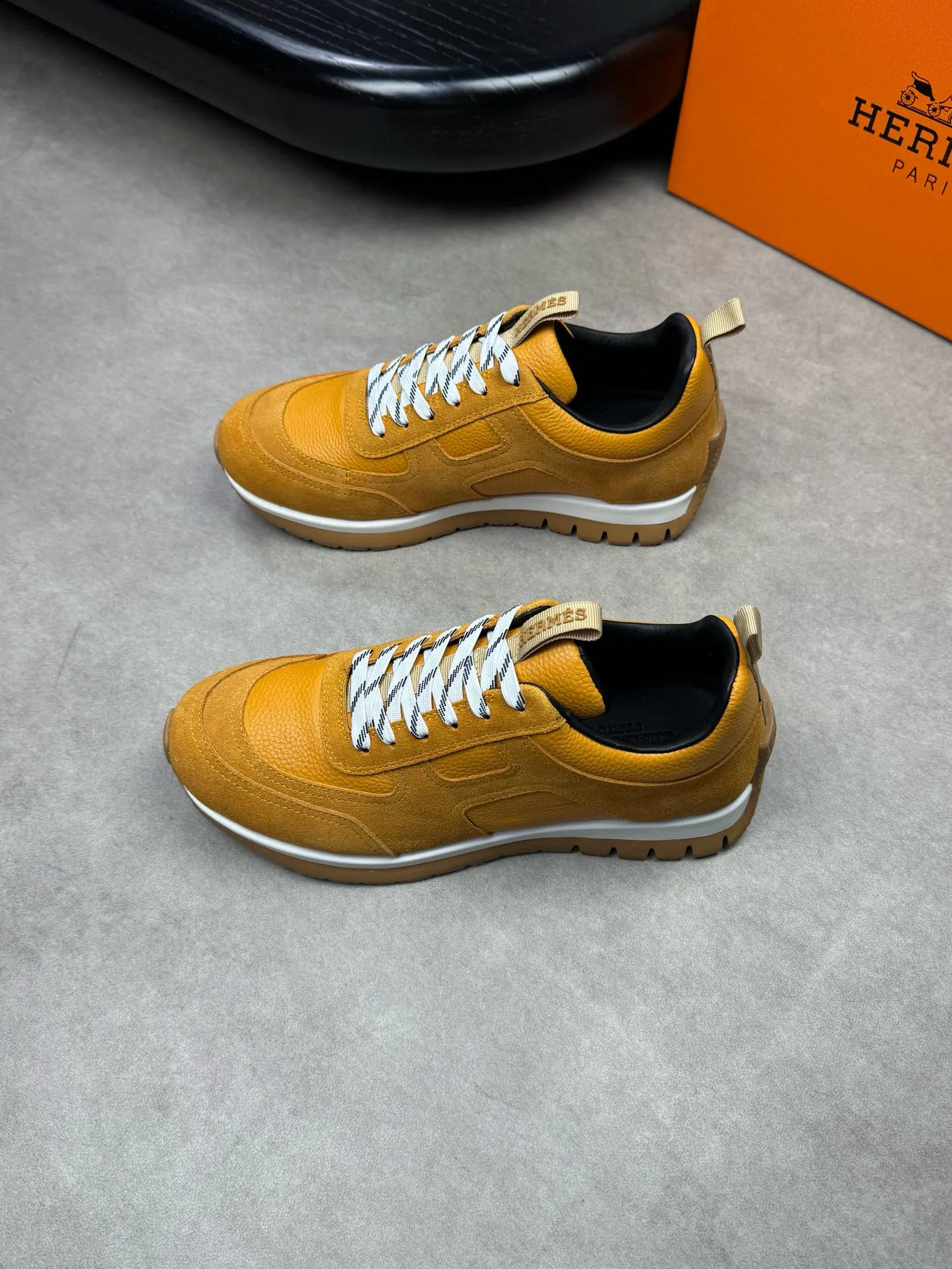 [HERMES] Hermes men's shoes 💰: 800💰 - High-end quality original items 🔍🔍🔍 casual sports shoes - Upper: 🔝 pebbled calfskin, suede calfskin, shoe body forged ´H´ totem, tongue webbing injection molded brand logo - Lining: brand canvas, foot pads; water-dyed cowhide -Outsole: Ultra-light T men's shoes 💰U foam; two-color molded outsole -Ultra-high quality control and fine workmanship: highlighted (high-end, extravagance, grade) -Size: 38-44 (45, can be customized)